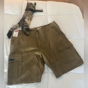 WRANGLER CARGO SHORTS. NWT. Relaxed Fit.